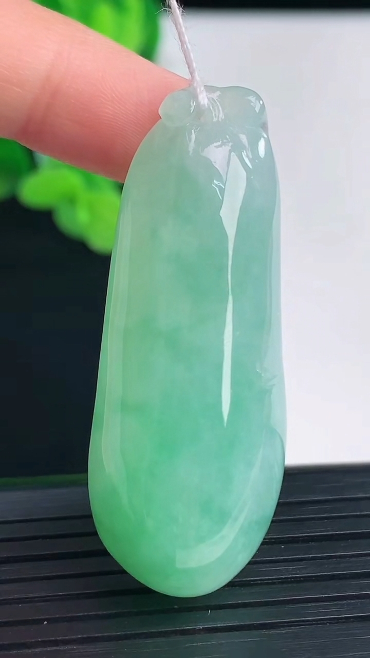 天然A货翡翠福瓜吊坠尺寸48-18.3-11重量:18.33g
4月12日