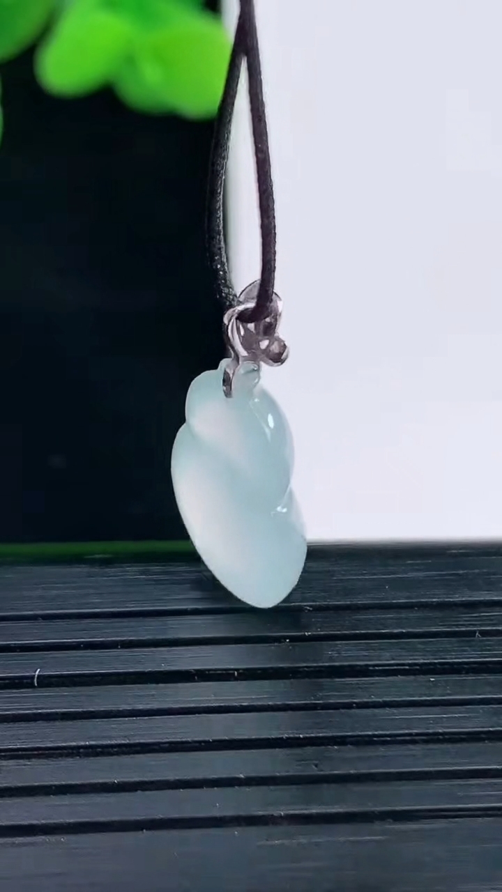 天然A货翡翠种白冰葫芦吊坠尺寸20.7-11.2-4.2重量:1.33g
4月12日