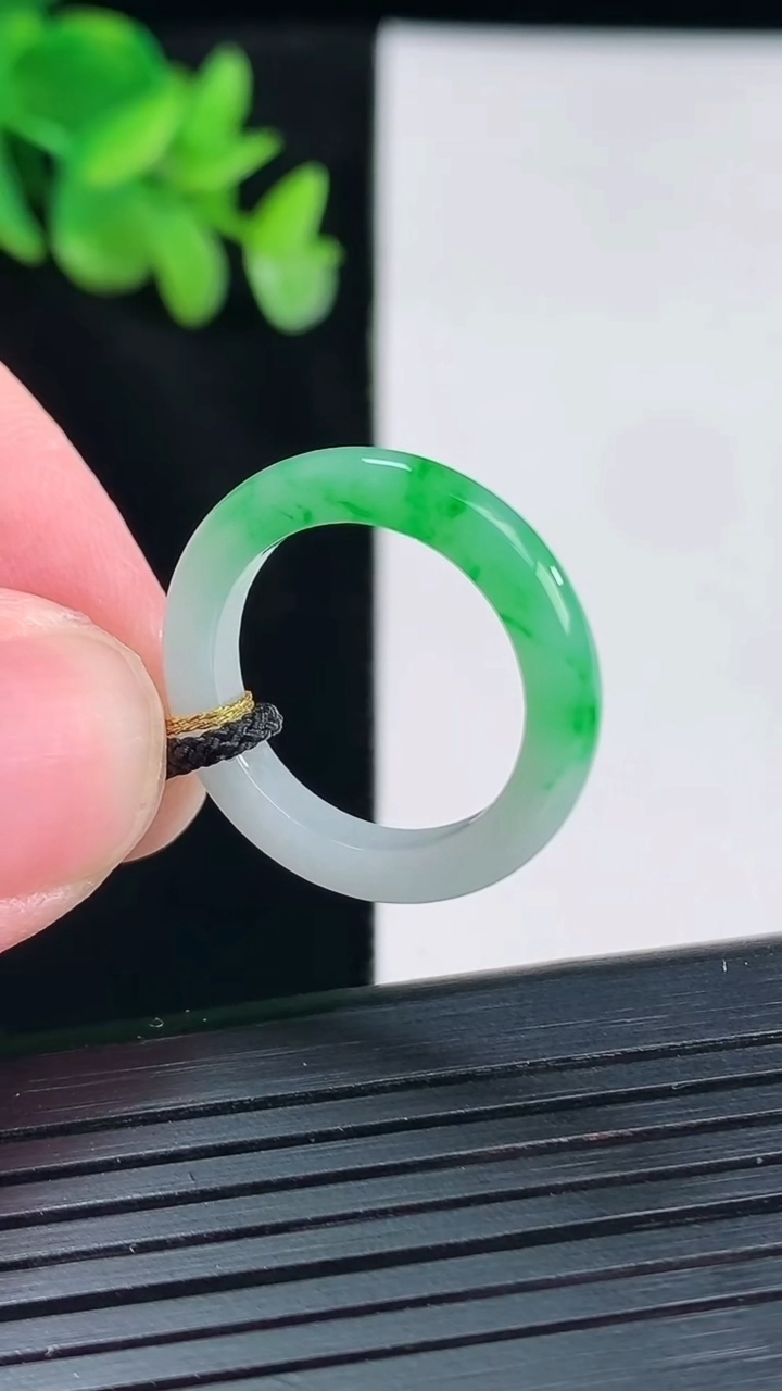 天然A货翡翠素面玉指环 戒指 尺寸17-3.6-3.2重量:2.38g2026年4月12日
工厂直销