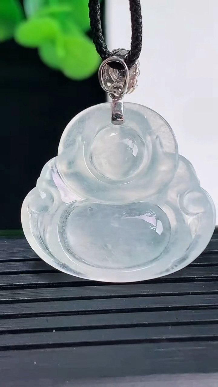天然A货翡翠种白冰佛公吊坠尺寸25.6-27.3-4.3重量:6.06g
4月12日