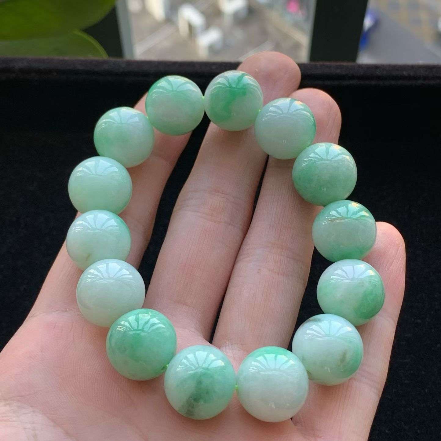 A货天然翡翠冰糯种飘绿手串16颗重量80.40
4月12日