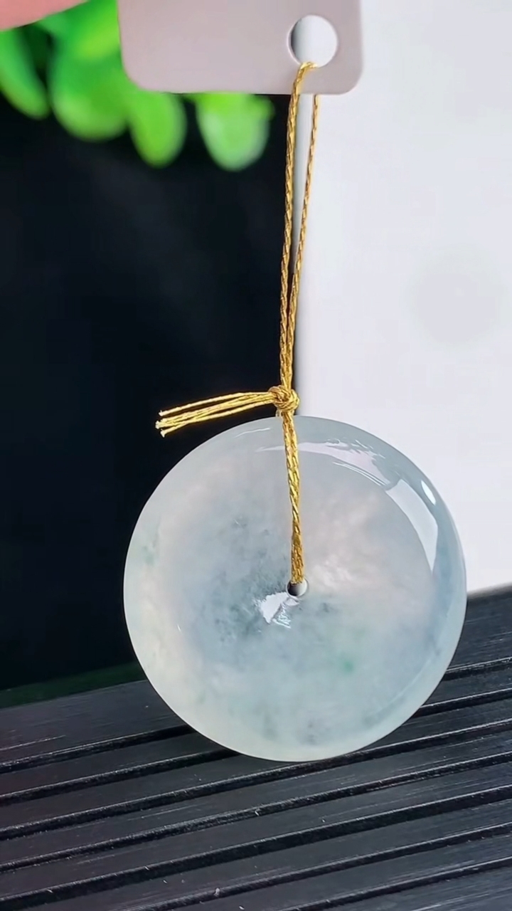 天然A货翡翠飘花平安扣吊坠，尺寸23-4.5重量:5.88g
4月12日