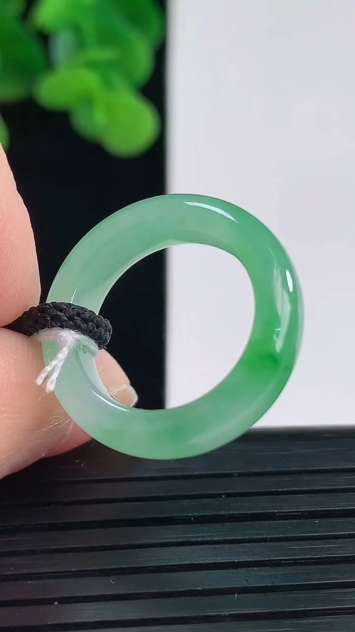 天然A货翡翠指环戒指尺寸16.3-5.6-3.6重量:3.97g2026年4月12日
工厂直销收藏佳品,种好水足，色泽均匀，有种有色，上手高大气！