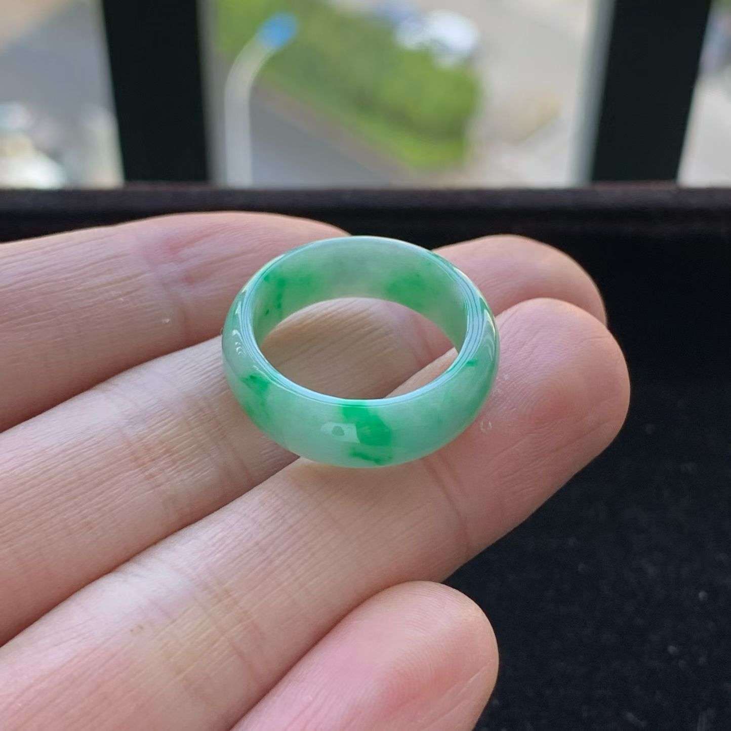 A货天然翡翠冰糯种飘绿戒指17号重量3.92
4月12日