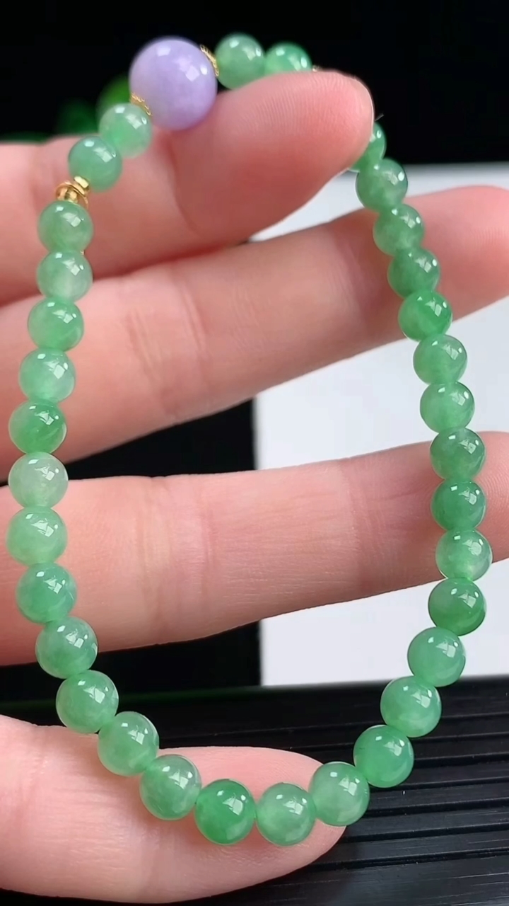 天然A货翡翠圆珠手串尺寸4.6重量:7.76g4月12日
工厂直销收藏佳品,种好水足，色泽均匀，有种