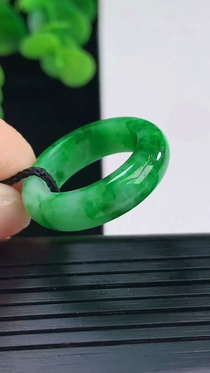 天然A货翡翠指环戒指尺寸173-6-3.6重量:4.51g2026年4月12日
工厂直销收藏佳品,种好水足，色泽均匀，有种有色，上手高大气！