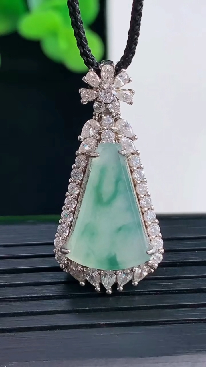 天然A货翡翠925银飘花无事牌吊坠尺寸32-15.1-8.7裸石16.8-12.8重量:5.40g
