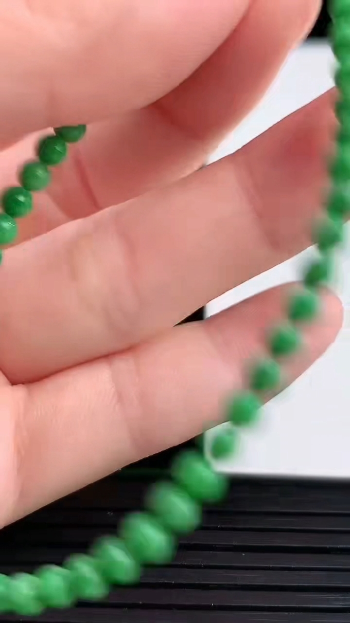 天然A货翡翠小米珠手串尺寸3.3重量:3.79g4月12日
工厂直销收藏佳品,种好水足，色泽均匀，有种有色，上手高大气！