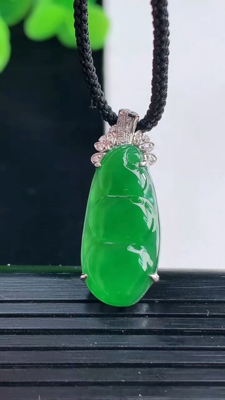 天然A货翡翠福豆吊坠尺寸26.5-10.3-4.9重量:2.17g
4月12日