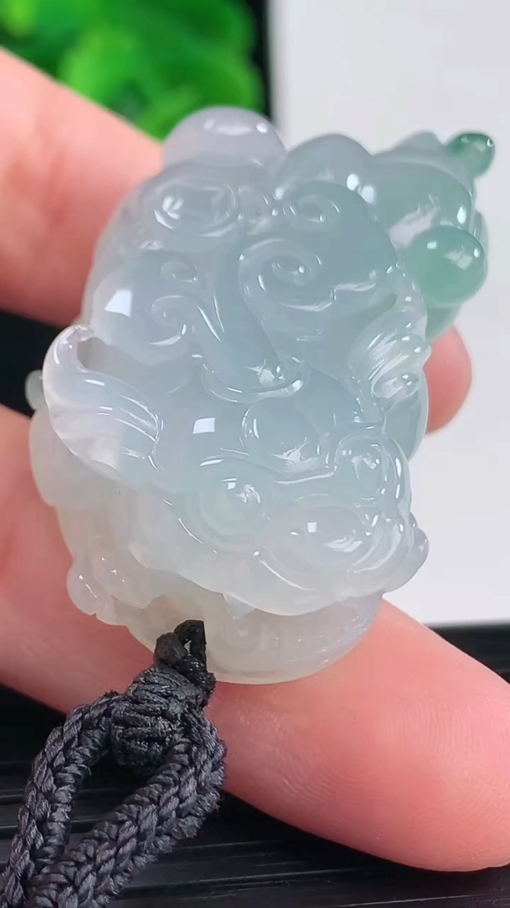 天然A货翡翠飘花貔貅吊坠尺寸40.6-24.8-13.4重量:30.62g
4月12日