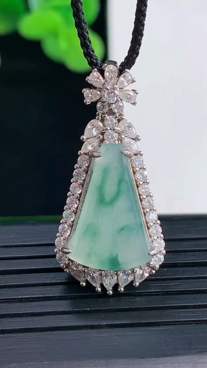 天然A货翡翠925银飘花无事牌吊坠尺寸32-15.1-8.7裸石16.8-12.8重量:5.40g
