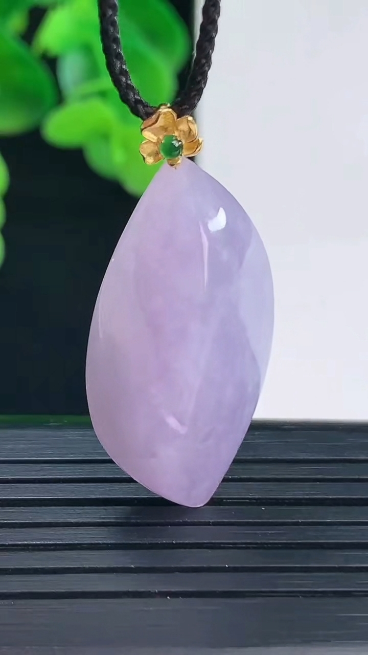 天然A货翡翠18K金紫罗兰随形吊坠尺寸36.2-15.6-11.4重量:7.94g
4月12日