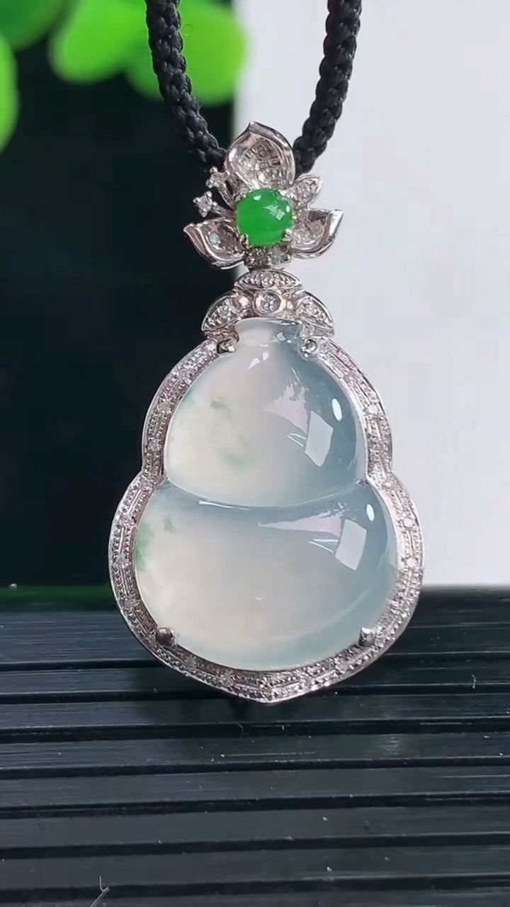 天然A货翡翠种飘花葫芦吊坠尺寸32.2-17.9-8.4裸石19.5-14.5重量:5.00g
4月12日