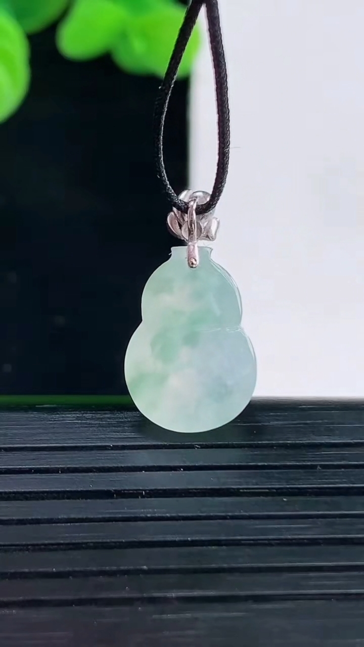 天然A货翡翠种飘花葫芦吊坠尺寸20.9-10.8-5.2重量:1.64g
4月12日