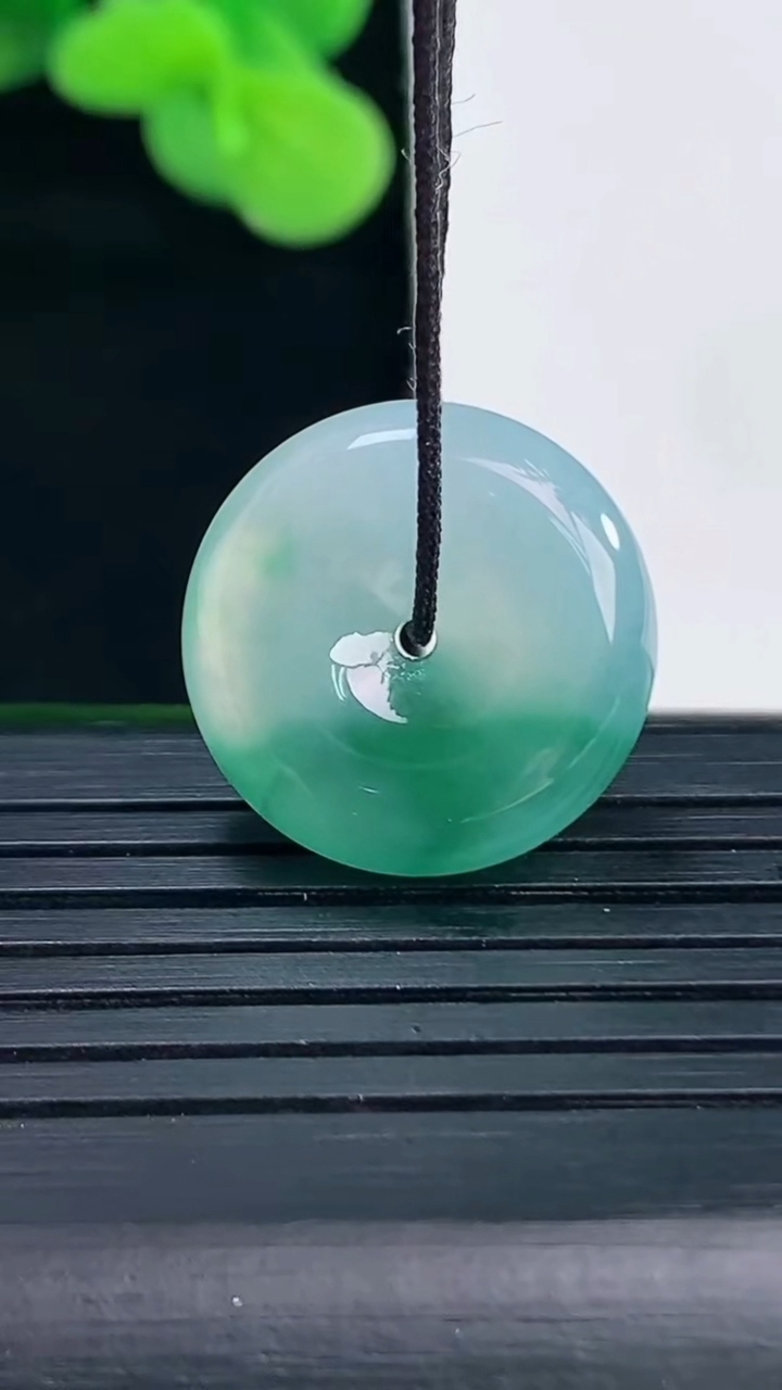 天然A货翡翠飘花平安扣吊坠尺寸17.8-5.3重量:4.00g
4月12日