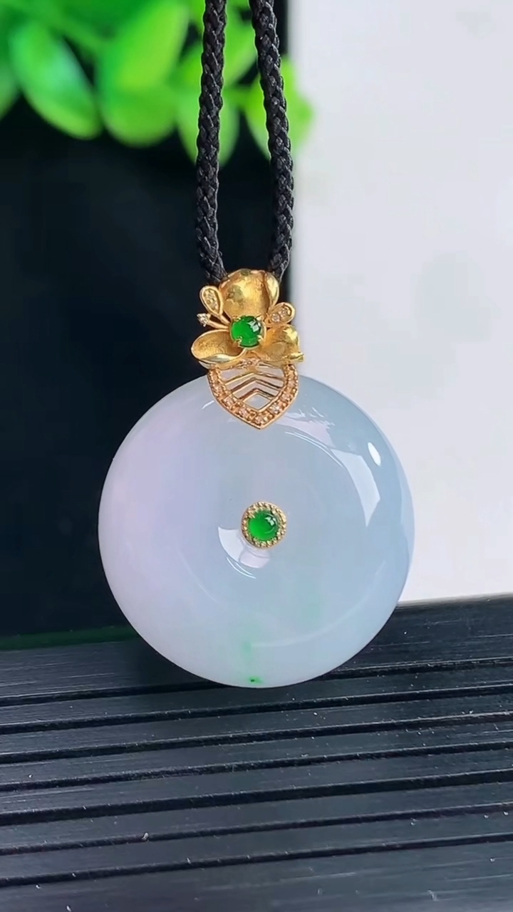 天然A货翡翠18k金春带彩 紫罗兰平安扣吊坠，尺寸22-12重量:12.33g
4月12日