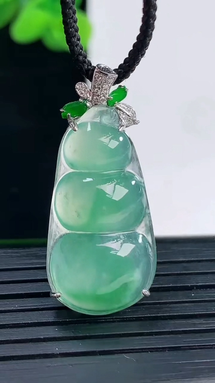 天然A货翡翠福豆吊坠尺寸33.2-14.6-7.2重量:3.87g
4月12日