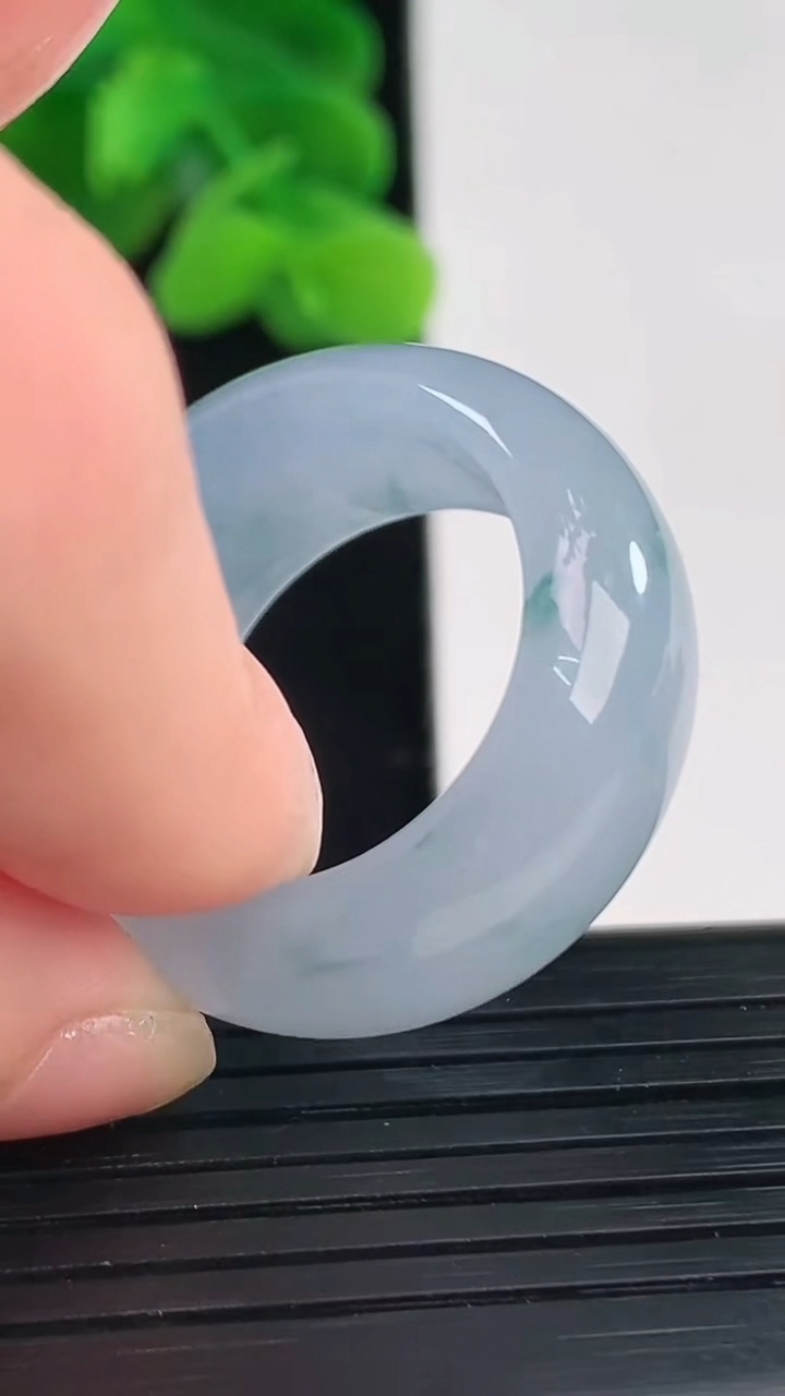 天然A货翡翠紫罗兰飘花指环扳指尺寸20.5-12.1-4.5重量:11.62g2026年4月12日
工厂直销收藏佳品,种好水足，色泽均匀，有种有色，上手高大气！