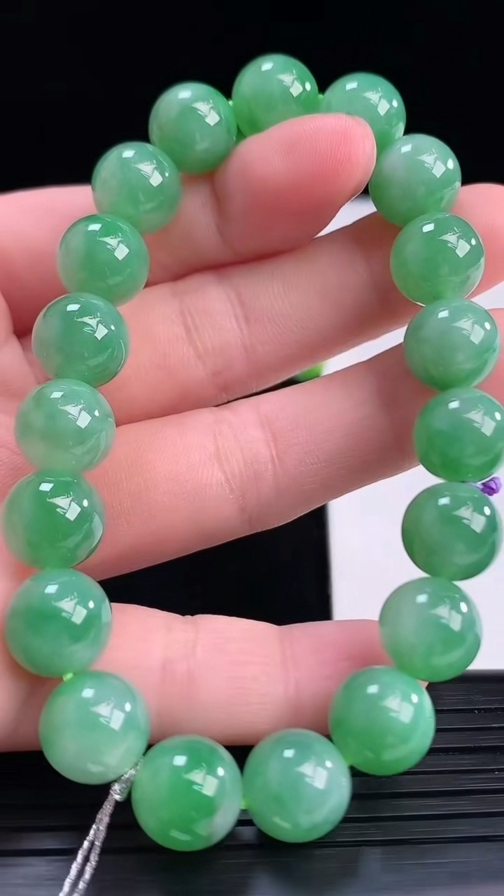 天然A货翡翠圆珠手串尺寸10-19颗重量:34.14g4月12日
工厂直销收藏佳品,种好水足，色泽均匀，有种有色，上手高大气！