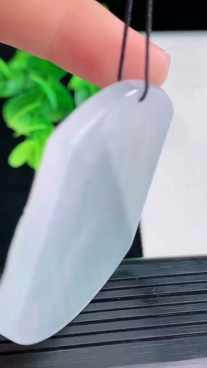 天然A货翡翠山水文殊菩萨吊坠尺寸49.4-39.4-5.3重量:24.17g
4月12日