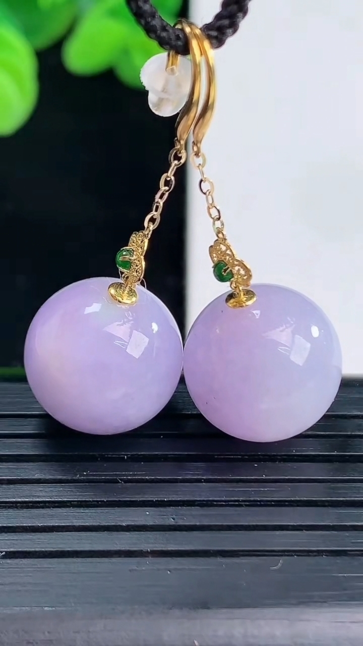 天然A货翡翠18K金紫罗兰圆珠耳坠尺寸13.7重量:9.76g4月12日
工厂直销收藏佳品,种好水足，色泽均匀，有种有色，上手高大气！