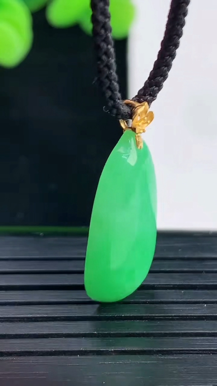 天然A货翡翠福瓜吊坠尺寸28.2-10.6-5重量:2.60g
4月12日