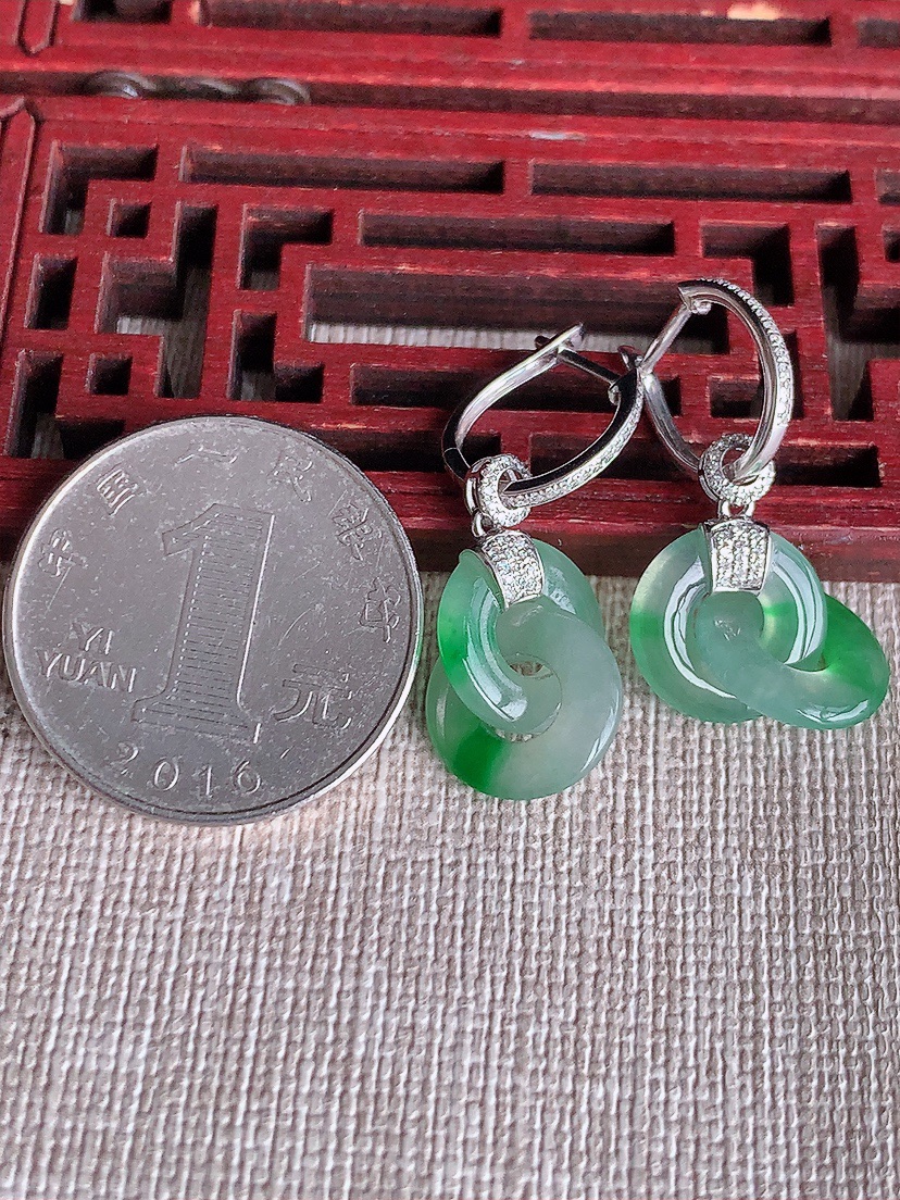 天然A货翡翠18K金伴钻镶嵌飘阳绿平安环环环相扣耳坠 
尺寸11.8-2mm 重量4.26g 0410