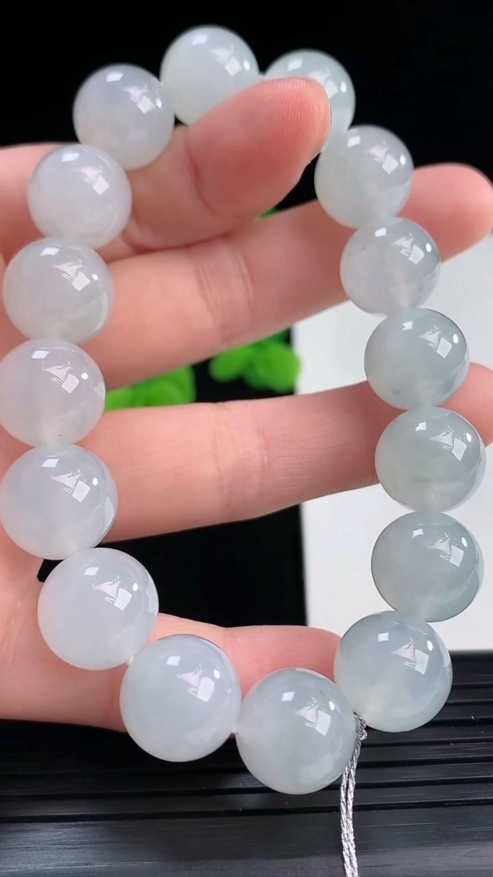 天然A货翡翠圆珠手串尺寸12.5-16颗重量:54.18g4月12日
工厂直销收藏佳品,种好水足，色泽均匀，有种有色，上手高大气！