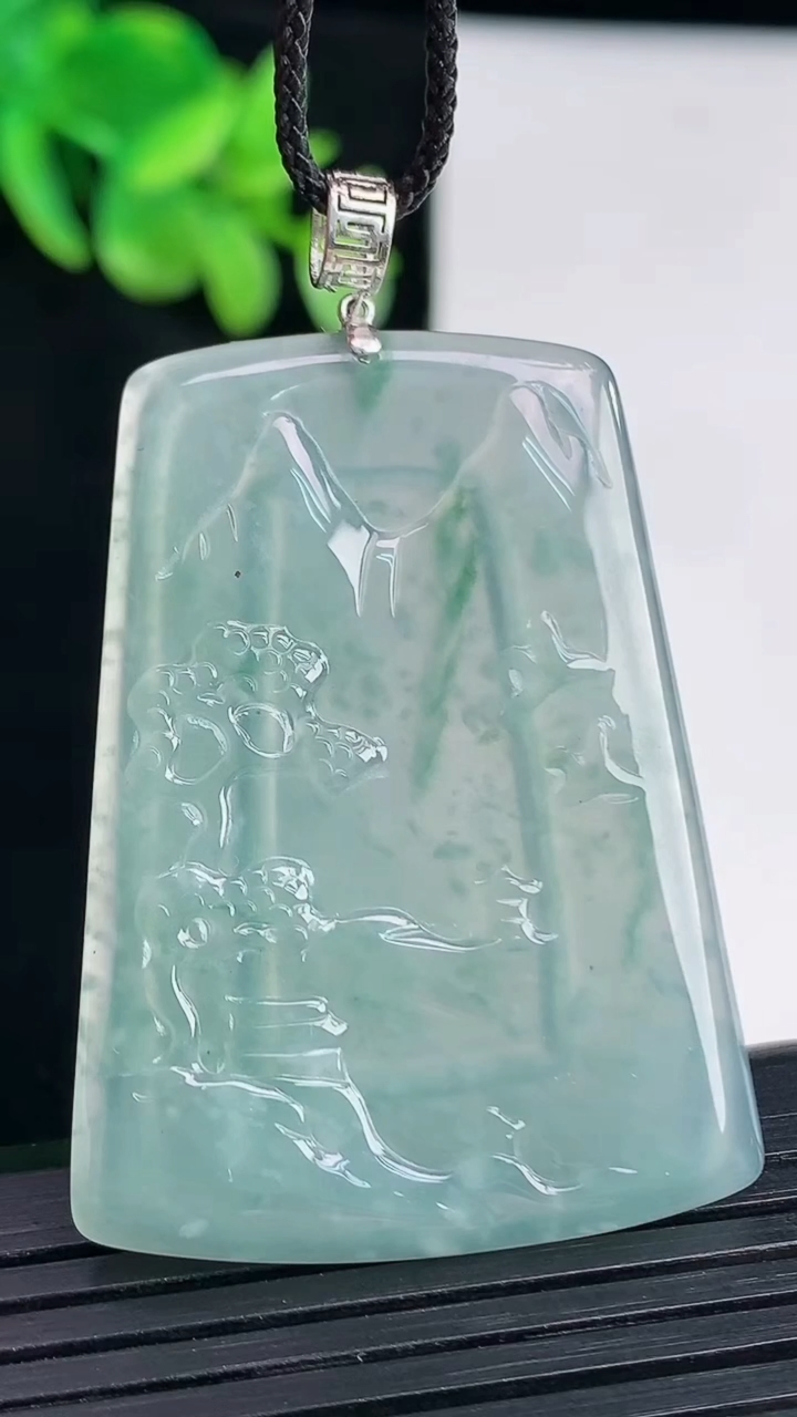 天然A货翡翠18k金飘花山水牌吊坠，尺寸44-32.5-2.5重量:10.00g
4月12日