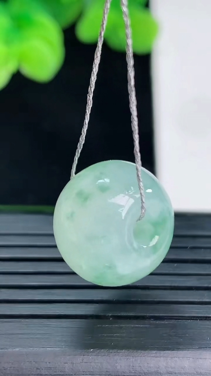 天然A货翡翠飘花路路通吊坠尺寸15.7-11.9重量:5.83g
4月12日