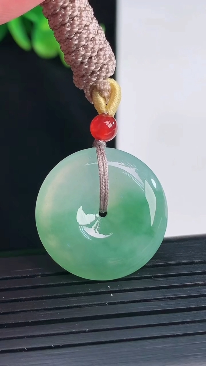 天然A货翡翠平安扣吊坠，尺寸25-6重量:9.56g
4月12日