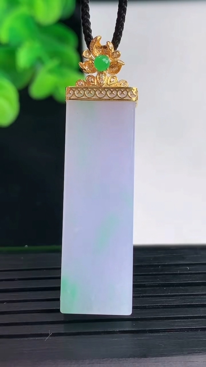 天然A货翡翠18K金春带彩紫罗兰无事牌吊坠尺寸47.6-12.2-6.3重量:10.90g
4月12