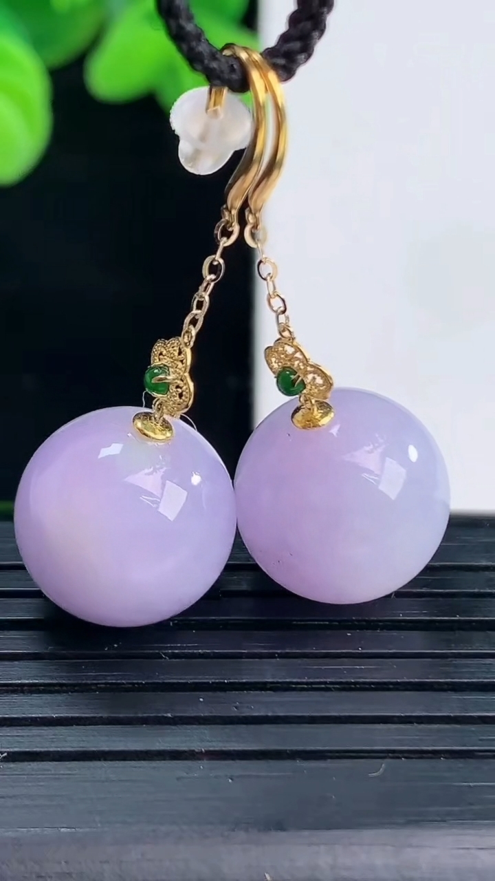 天然A货翡翠18K金紫罗兰圆珠耳坠尺寸13.7重量:9.76g4月12日
工厂直销收藏佳品,种好水足，色泽均匀，有种有色，上手高大气！