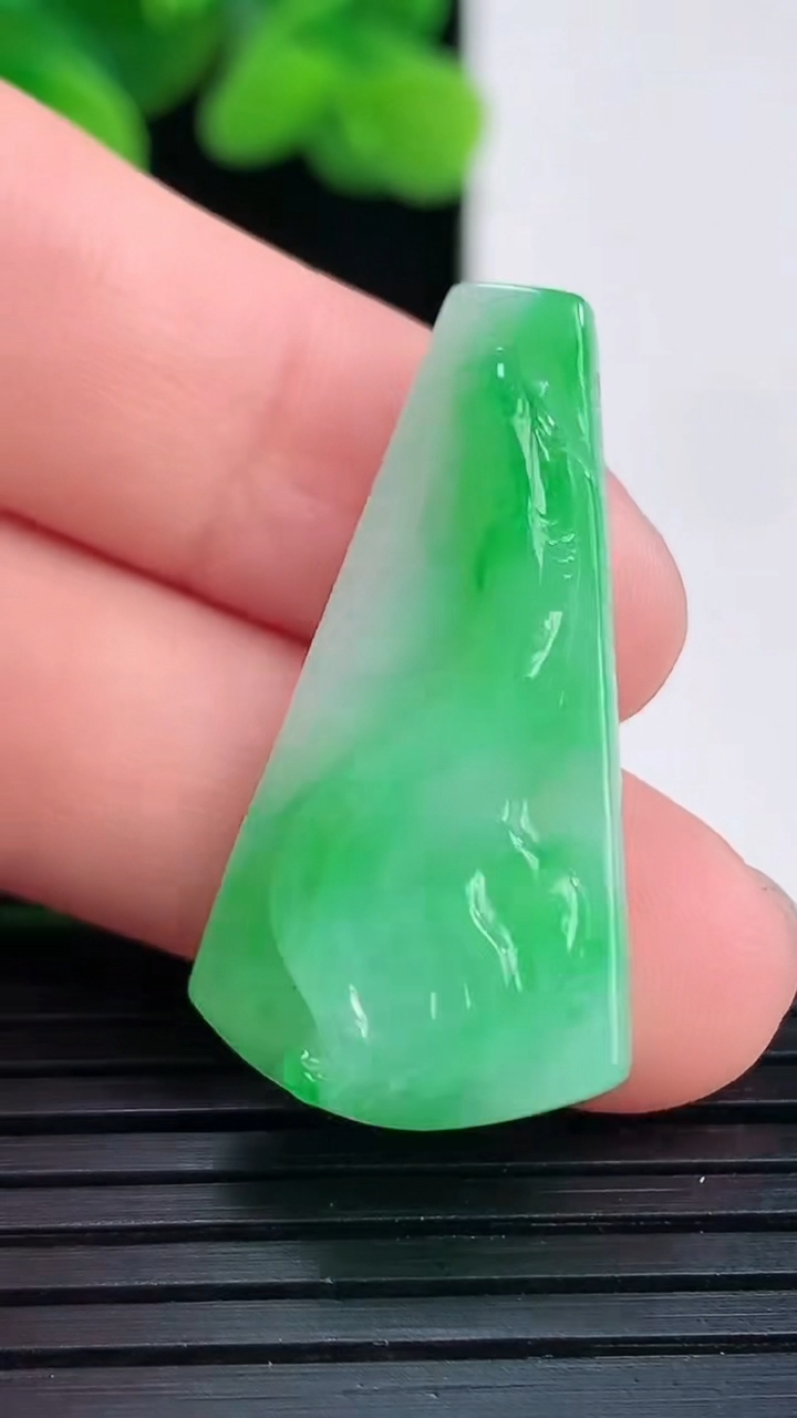 天然A货翡翠年年有余吊坠尺寸31.4-16.3-5重量:4.56g
4月12日