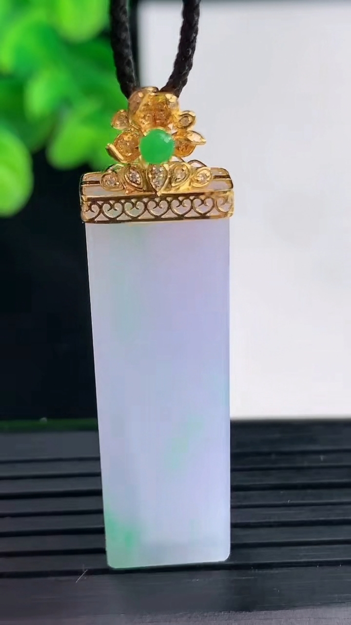 天然A货翡翠18K金春带彩紫罗兰无事牌吊坠尺寸47.6-12.2-6.3重量:10.90g
4月12日