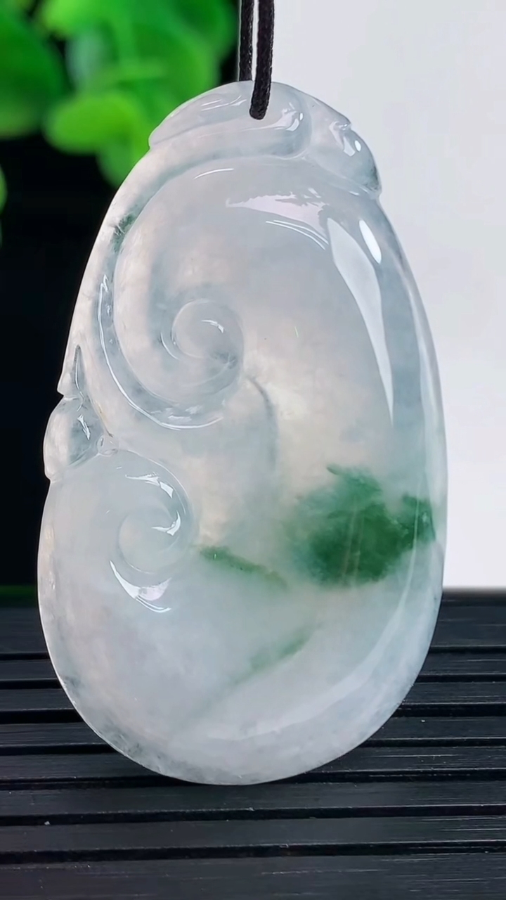 天然A货翡翠飘花如意吊坠尺寸42.5-24.9-5.3重量:10.75g
4月12日