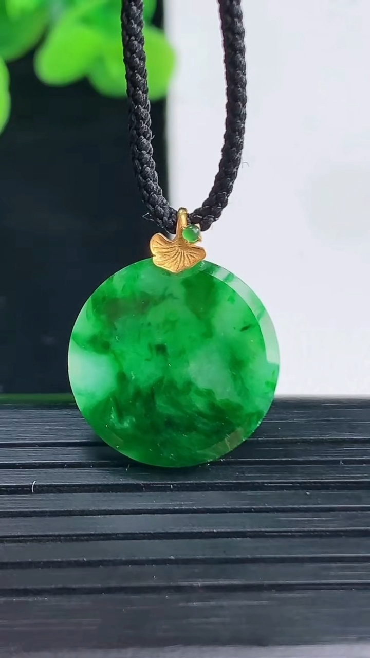 天然A货翡翠无事牌吊坠尺寸17.6-2.7重量:2.39g
4月12日