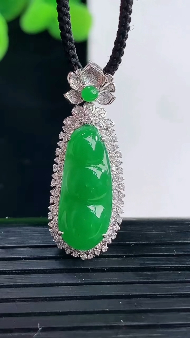 天然A货翡翠福豆吊坠尺寸29.7-11.7-8.6裸石18.5-7.8重量:3.30g
4月12日