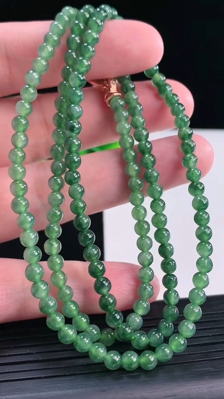 天然A货翡翠圆珠项链，尺寸4.5-148颗重量:23.31g4月12日
工厂直销收藏佳品,种好水足，色泽均匀，有种有色，上手高大气！
