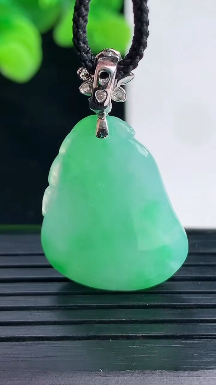 天然A货翡翠福瓜吊坠尺寸35.5-20.2-8.1重量:8.60g
4月12日