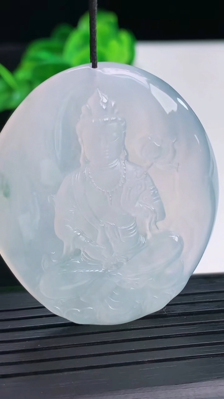 天然A货翡翠飘花大势至菩萨吊坠尺寸49.7-42-5.2重量:23.35g
4月12日