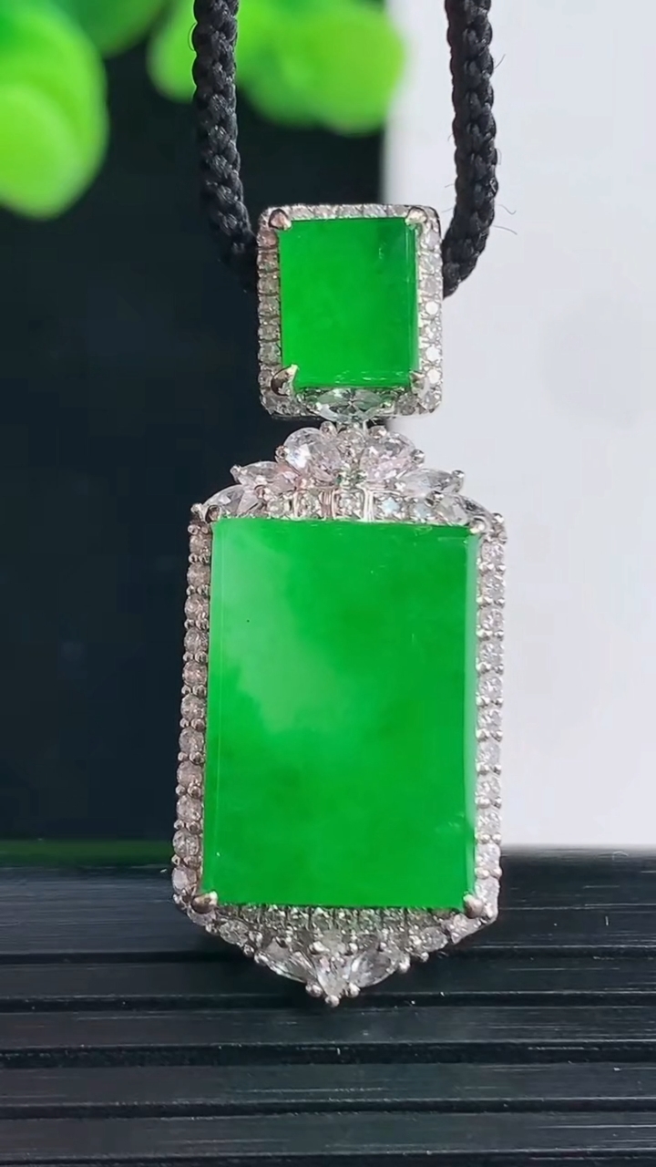 天然A货翡翠无事牌吊坠尺寸33.8-13.6-8.8裸石15.3-10.8重量:6.82g
4月12