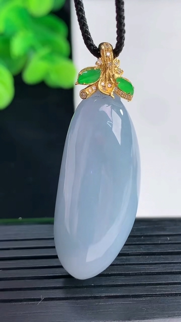 天然A货翡翠18K金紫罗兰福瓜吊坠尺寸45.7-15.4-11.7重量:14.38g
4月12日