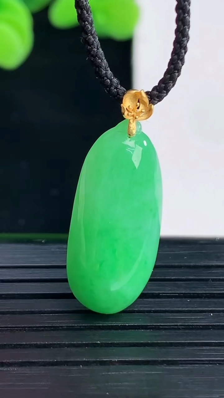 天然A货翡翠福瓜吊坠尺寸28.2-10.6-5重量:2.60g
4月12日