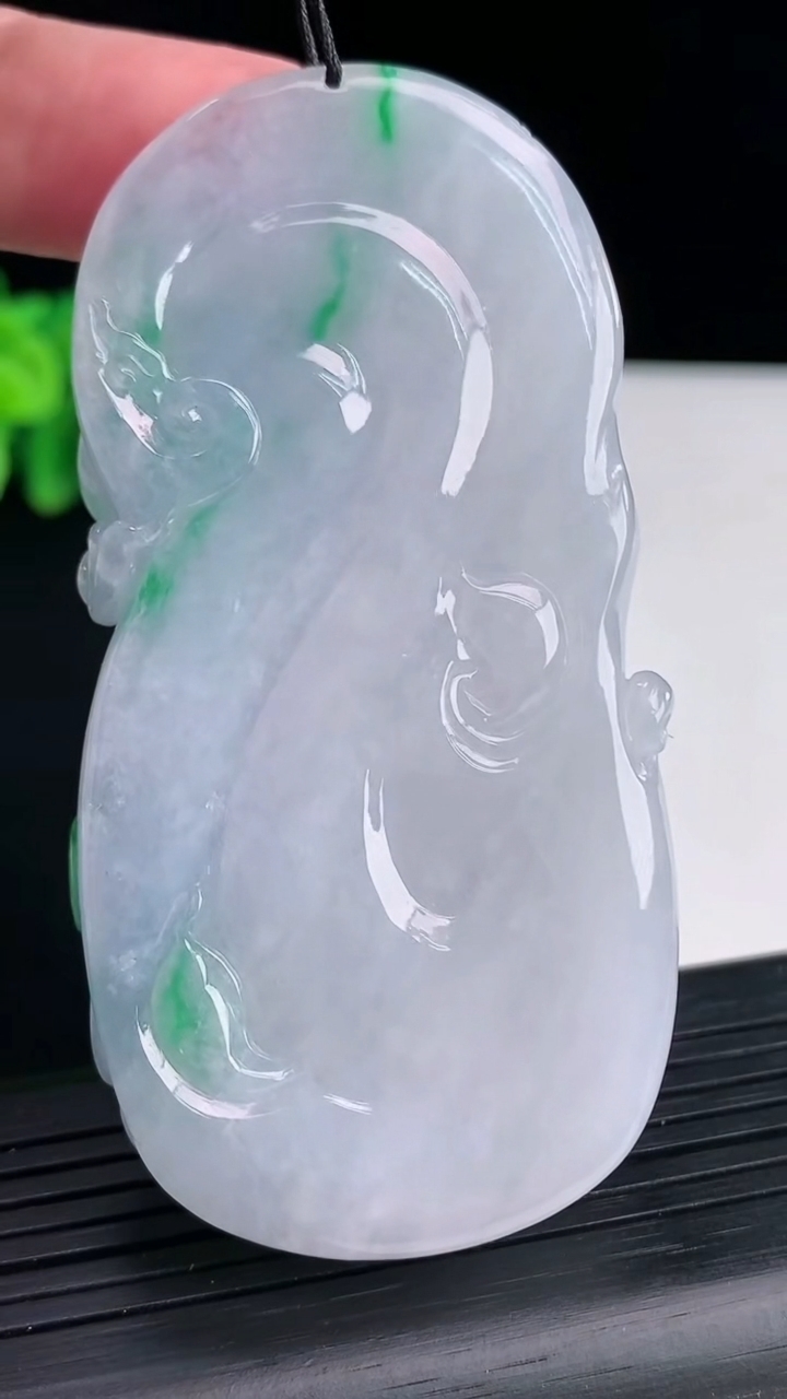 天然A货翡翠春带彩大势至菩萨吊坠，尺寸76-38-12.5重量:75.33g
4月12日