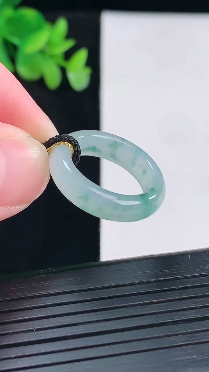 天然A货翡翠飘花素面玉指环 戒指，尺寸16.6-6-4重量:4.08g2026年4月12日
工厂直销收藏佳品,种好水足，色泽均匀，有种有色，上手高大气！