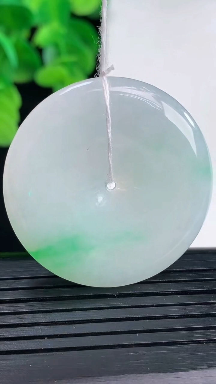 天然A货翡翠平安扣吊坠尺寸37.7-5.4重量:17.29g
4月12日