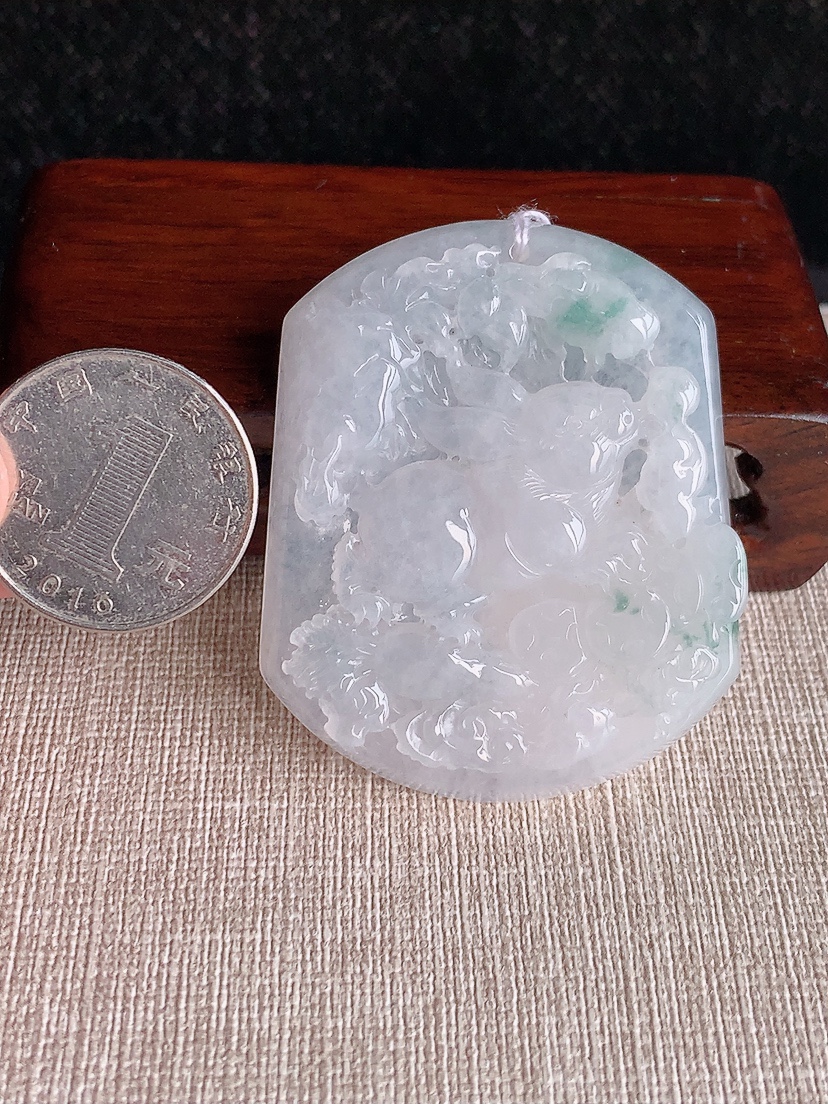 天然A货翡翠飘花生肖兔吊坠 
尺寸53.3-44-6.2mm 重量32.16g 0411