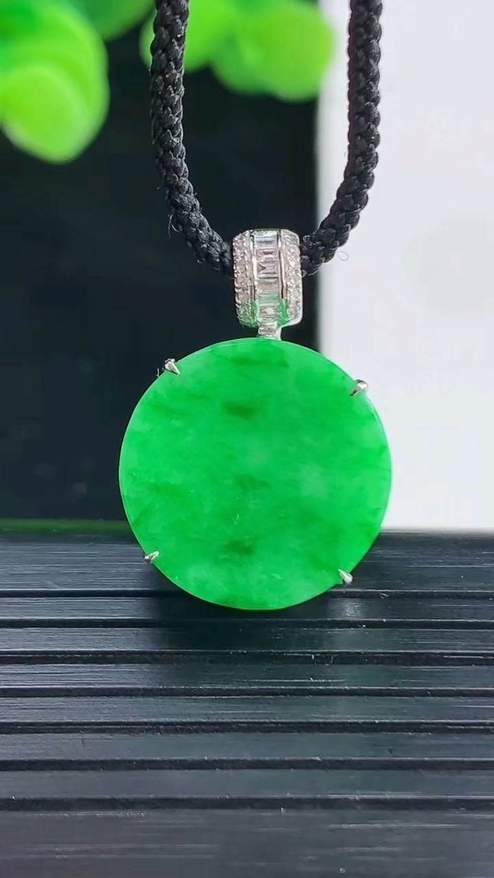 天然A货翡翠无事牌吊坠尺寸22.5-15.6-8.3重量:5.34g
4月12日