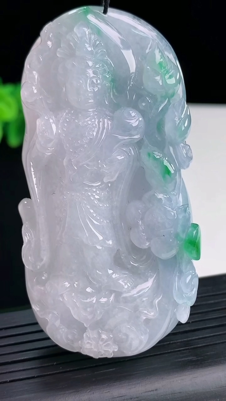 天然A货翡翠春带彩大势至菩萨吊坠，尺寸76-38-12.5重量:75.33g
4月12日